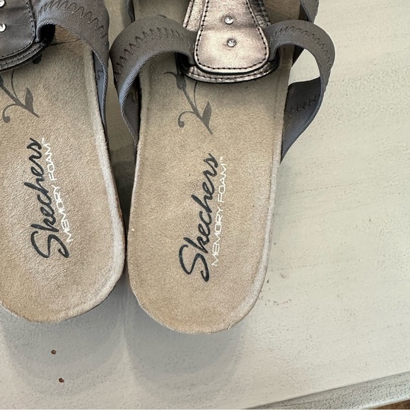Skechers Memory Foam Women’s Pewter Slip On Textile/Leather Sandals Sz 10 GUC - Picture 3 of 11